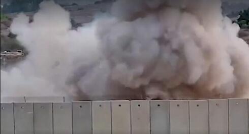 El momento en que Hamás destruye ambas barreras de seguridad de la Franja de Gaza. (Captura de video) El momento en que Hamás destruye ambas barreras de seguridad de la Franja de Gaza.