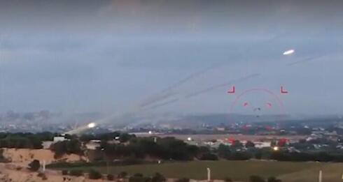 Mientras una lluvia de misiles se dirigía al sur y el centro de Israel, paracaidistas de Hamás entran a Israel por cielo.