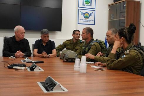 Yoav Gallant, ministro de Defensa, durante su visita a la localidad de Ofakim. 