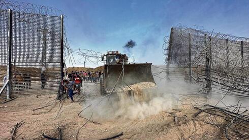 Terroristas de Hamás rompen la valla fronteriza de Gaza con Israel.
