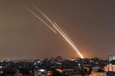 Palestinos lanzan cohetes desde Gaza contra Israel.