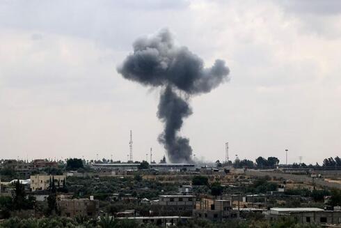 Una columna de humo se eleva este martes cerca del paso de Rafah, controlado por Egipto, en Gaza tras un bombardeo de las tropas israelíes.