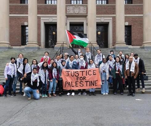 Estudiantes de Harvard se manifiestan en solidaridad con los palestinos en medio de la guerra entre Israel y Hamás. 