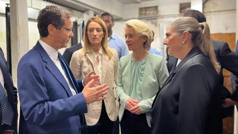 El presidente de Israel, Issac Herzog, con la presidenta del Parlamento Europeo, Roberta Metsola, y la presidenta de la Comisión Europea, Ursula von der Leyen. 