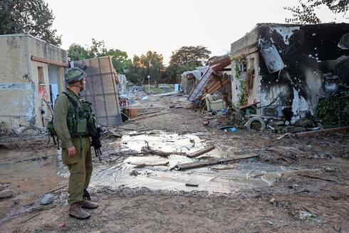 Soldado de las FDI inspecciona las ruinas del kibutz Kfar Aza tras el ataque de Hamás. 