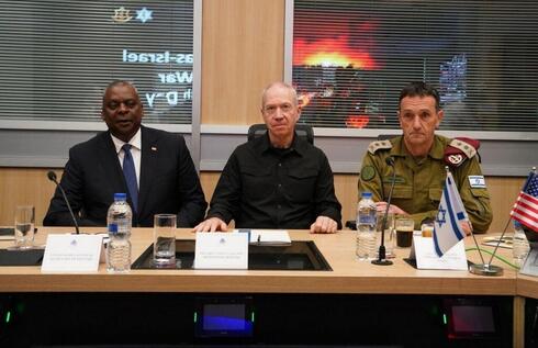 El jefe del Pentágono, Lloyd Austin, en conferencia de prensa con el ministro de Defensa de Israel, Yoav Gallant, y el jefe de las FDI, Herzi Halevi. 