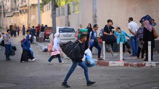Palestinos evacuan el norte de Gaza tras la advertencia israelí. 