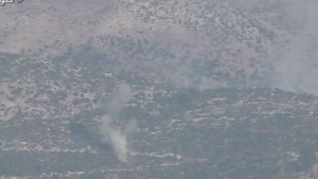 El humo se eleva sobre el lugar del impacto de los proyectiles de Hezbolá en la frontera con el Líbano. 