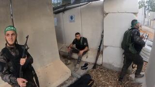 Terroristas de Hamás se toman fotos dentro de una base de las FDI. 
