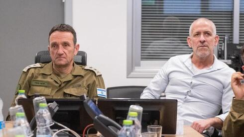 Herzi Halevi, jefe de Estado Mayor de las FDI, y Ronen Bar, director del Shin Bet. 