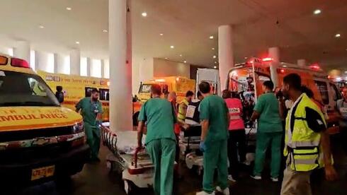 Personal de salud trabaja con la llegada de ambulancias al Hospital Barzilai. 