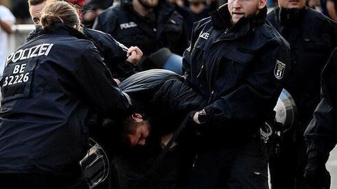 La policía arresta a un manifestante propalestino en Berlín. 