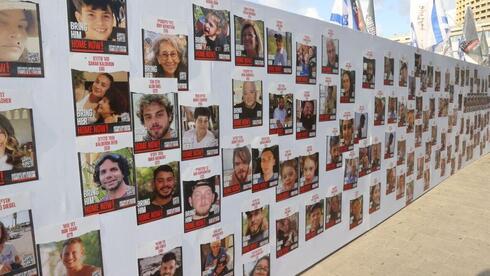 Fotos de los secuestrados y desaparecidos en la plaza del Museo de Tel Aviv