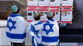 Niños israelíes frente a las fotos de los secuestrados por Hamás.