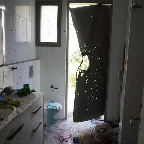 Una puerta destrozada a balazos por el grupo terrorista. 