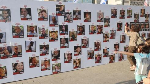 Fotos de los rehenes en poder de Hamás en la plaza del Museo de Tel Aviv. 