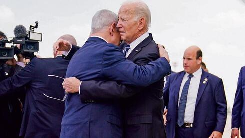 Un abrazo que parece aferrarse. Joe Biden y Benjamin Netanyahu. 