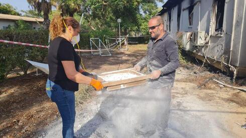 Arqueólogos y forenses buscan nuevas pistas en los kibutz donde atacaron los terroristas de Hamás el 7 de octubre. (Ynet) Arqueólogos y forenses buscan nuevas pistas en los kibutz donde atacaron los terroristas de Hamás el 7 de octubre.