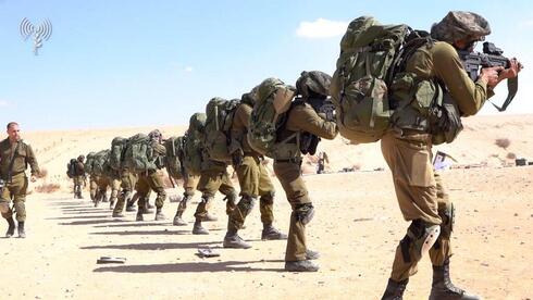 Reservistas de las FDI entrenándose para la guerra.