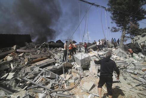 Escombros del impacto de un cohete en Rafah.