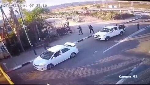 Terroristas de Hamás en la puerta de Yakhini.