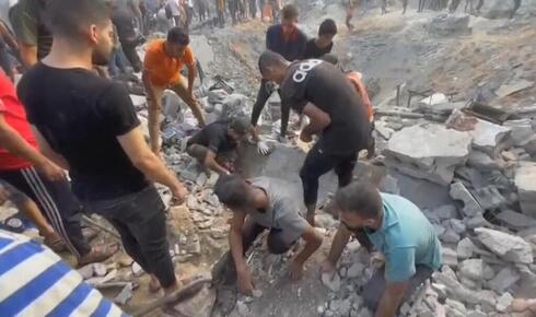 Palestinos remueven escombros tras el ataque en Jabaliya. 