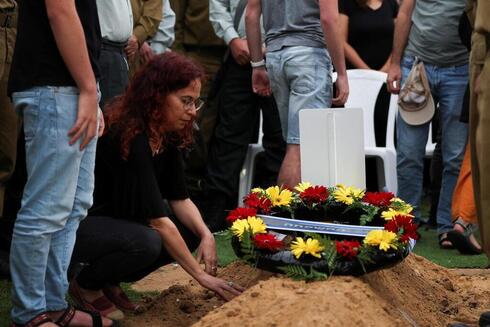 Funeral de uno de los soldados de las FDI caídos en la guerra con Hamás dentro de la Franja de Gaza. (Ynet) Funeral de uno de los soldados de las FDI caídos en la guerra con Hamás dentro de la Franja de Gaza.
