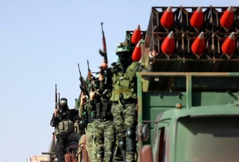 Milicianos de Hamás muestran su arsenal de cohetes durante un desfile en la Franja de Gaza. 
