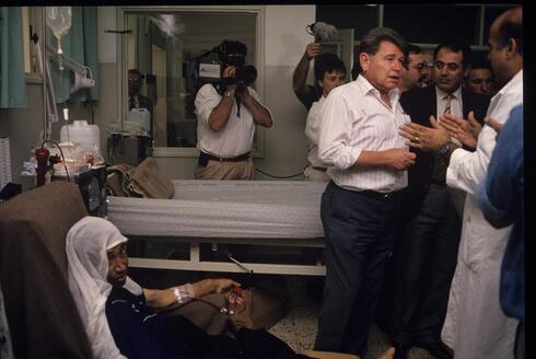 Tal Shmuel Goren, ex Coordinador de Actividades en los Territorios, conversa con médicos árabes en el Hospital Shifa, 1989. 