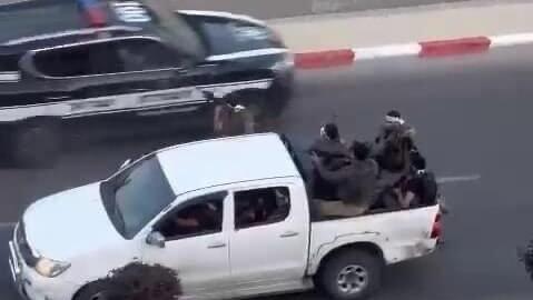 Terroristas de Hamás disparan contra un vehículo policial en Sderot. 