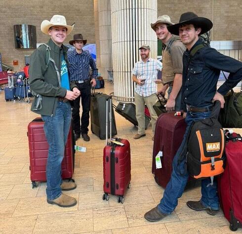 Vaqueros y granjeros estadounidenses de los estados de Arkansas y Montana llegaron a Israel para ayudar a los agricultores israelíes. 