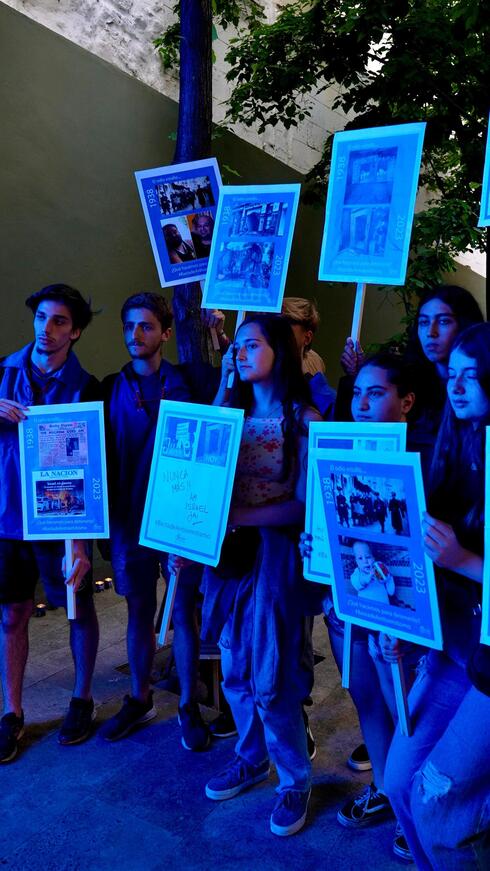 Jóvenes que asistieron a la Marcha por la Vida escuchan la lectura del documento. (Gentileza) Acto contra el antisemitismo en Buenos Aires.