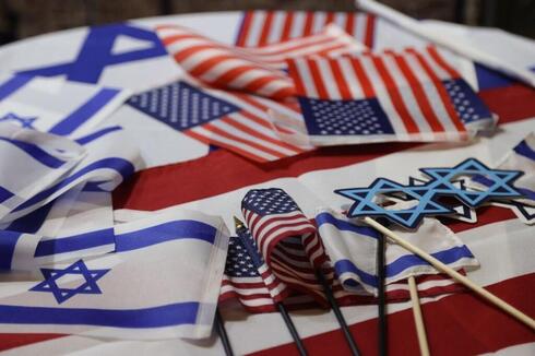 Banderas de EE.UU. e Israel.