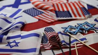 Banderas de EE.UU. e Israel.