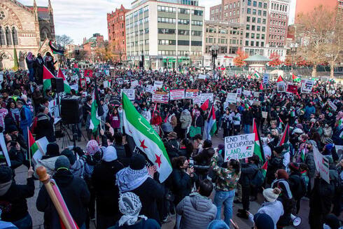 Protesta propalestina en Boston: se observa la bandera de la oposición siria (Foto: José Prezioso / AFP) Protesta propalestina en Boston: se observa la bandera de la oposición siria