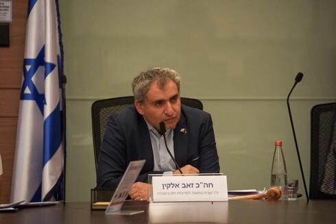 Ze'ev Elkin, durante la discusión del subcomité de la Knesset. (Foto: Danny Shem Tov, Knesset) Ze'ev Elkin, durante la discusión del subcomité de la Knesset