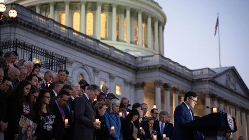 Vigilia bipartidista con velas con miembros del Congreso para conmemorar un mes desde los ataques terroristas de Hamás en Israel 
