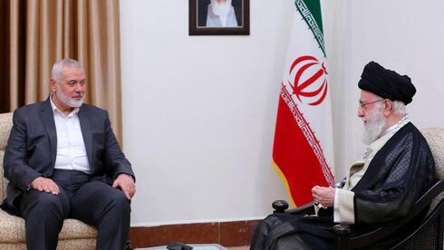 El líder supremo de Irán, el ayatolá Ali Jamenei (derecha), se reúne con el líder de Hamás, Ismail Haniyeh.