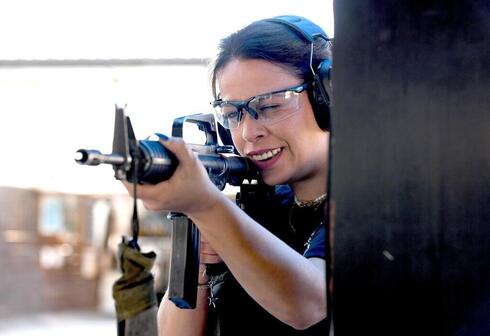 Desde el inicio de la guerra, el Ministerio de Defensa Nacional ha recibido más de 190.000 solicitudes de permisos de armas de fuego. (Foto: Nahum Segal ) Los ciudadanos están haciendo todo lo posible para prepararse
