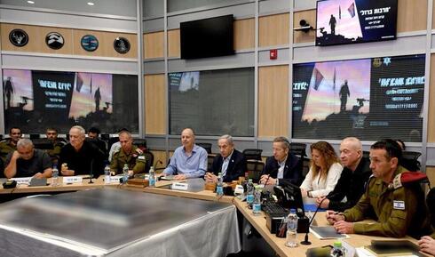 La reunión del Gabinete de Guerra en que se decidió hacer llegar combustible a Gaza. 