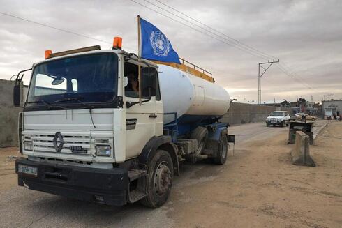 Un camión de combustible procedente de Egipto espera para entrar a Gaza. 