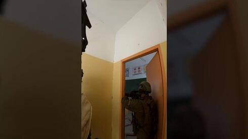 Soldado de Duvdevan dispara contra un aula de una escuela secundaria en el norte de la Franja de Gaza (Foto: Unidad del Portavoz de las FDI ) Soldado de Duvdevan dispara contra un aula de una escuela secundaria en el norte de la Franja de Gaza