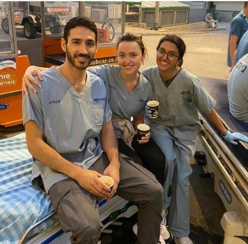 Estudiantes de medicina se ofrecen como voluntarios en el Hospital Soroka durante la guerra. (Gal Saar ) Estudiantes de medicina se ofrecen como voluntarios en el Hospital Soroka durante la guerra