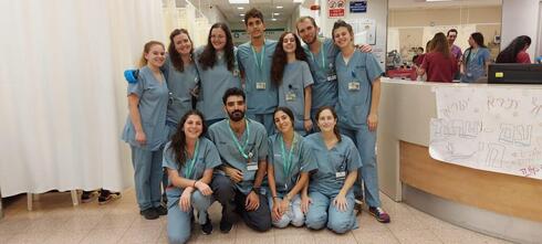 Los estudiantes de medicina asumieron el trabajo de médicos 