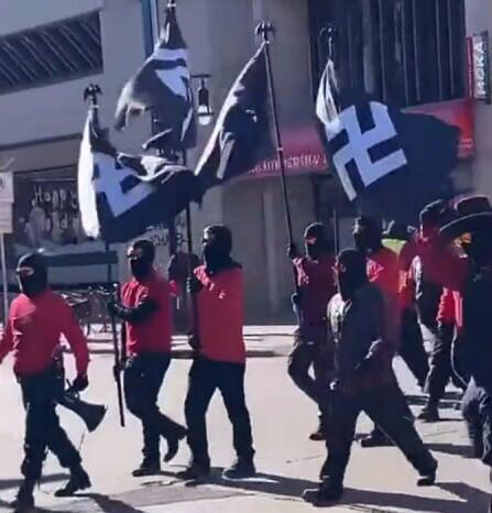 Marcha neonazi en las calles de Madison, Wisconsin.