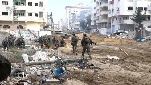 Paracaidistas asaltando el barrio de Rimal en Gaza.