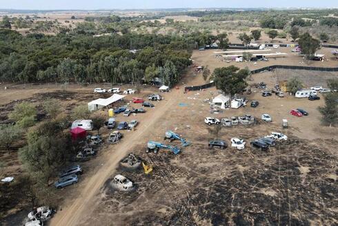 Visto desde el aire, así quedó el lugar donde se hizo la fiesta que fue atacada por Hamás y donde fueron asesinadas 350 personas. (AFP) Visto desde el aire, así quedó el lugar donde se hizo la fiesta que fue atacada por Hamás y donde fueron asesinadas 350 personas.