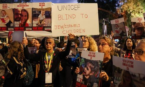 Protesta de familiares de secuestrados frente a un edificio de la ONU en Tel Aviv. (AFP) Protesta de familiares de secuestrados frente a un edificio de la ONU en Tel Aviv.