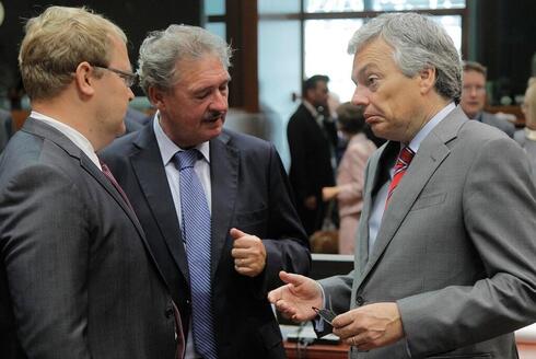 Asselborn, con el ex Ministro de Asuntos Exteriores belga, Didier Reynders, y su homólogo estonio, Urmas Paet.
(AP) Asselborn, con el ex Ministro de Asuntos Exteriores belga, Didier Reynders, y su homólogo estonio, Urmas Paet