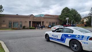 Coche de policía custodia la sinagoga Congregación Beth Tikvah